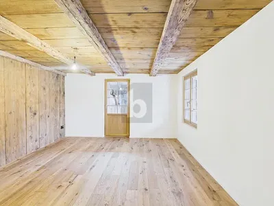 Altro; pavimento in legno, travi in legno, luce naturale