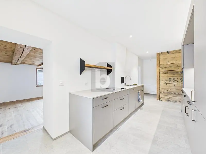 Cucina; elettrodomestici, travi in legno, luce naturale, stile moderno