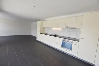 Küche; fliesenboden, küchengeräte, renoviert, tageslicht