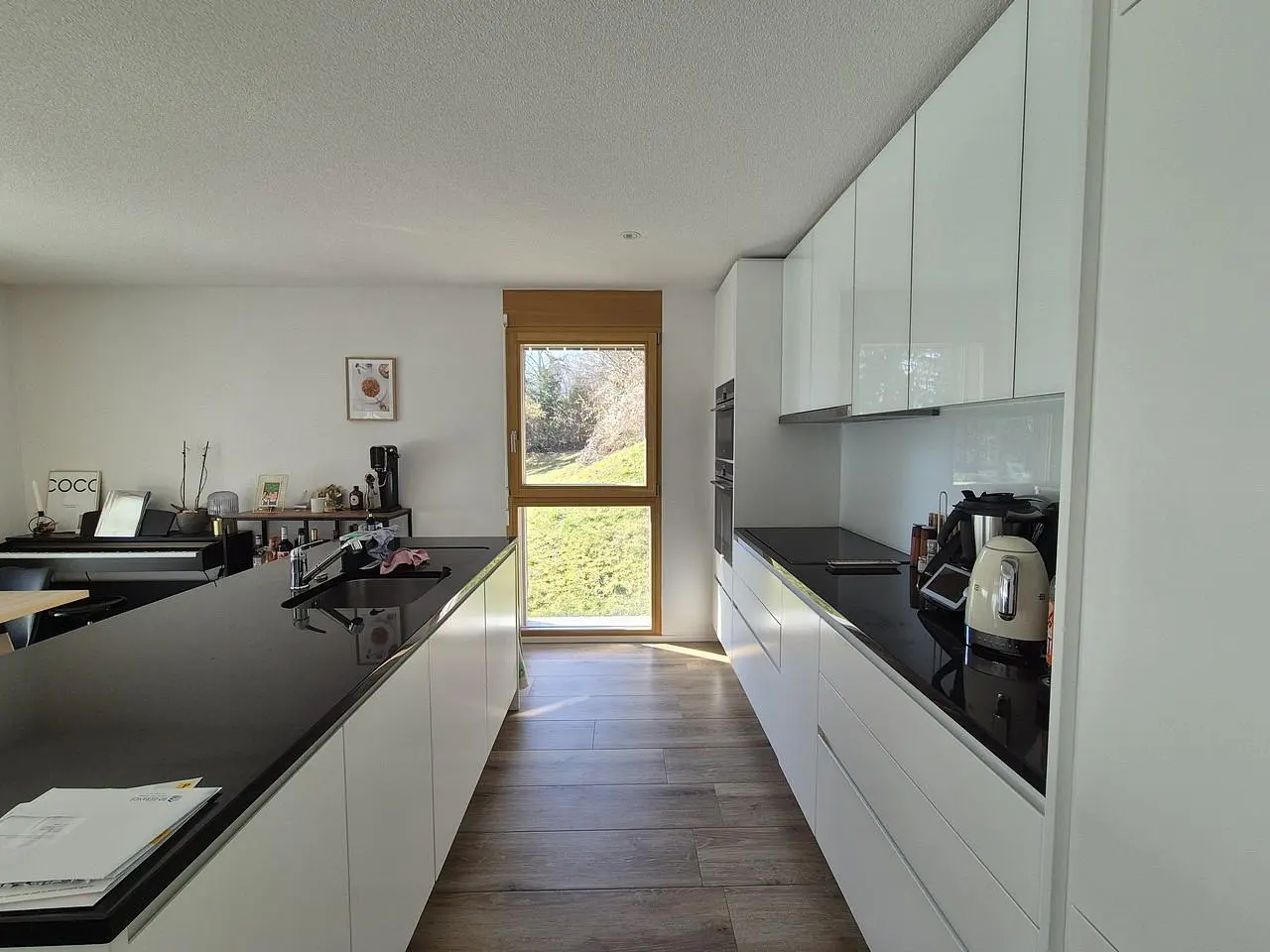 Küche; küchengeräte, tageslicht, moderner stil