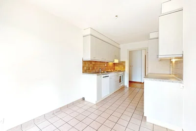 Cucina; pavimento in piastrelle, elettrodomestici