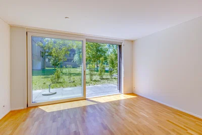 Wohnzimmer; blick, holzboden, tageslicht