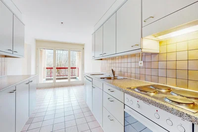 Cucina; elettrodomestici, pavimento in piastrelle, vista, luce naturale