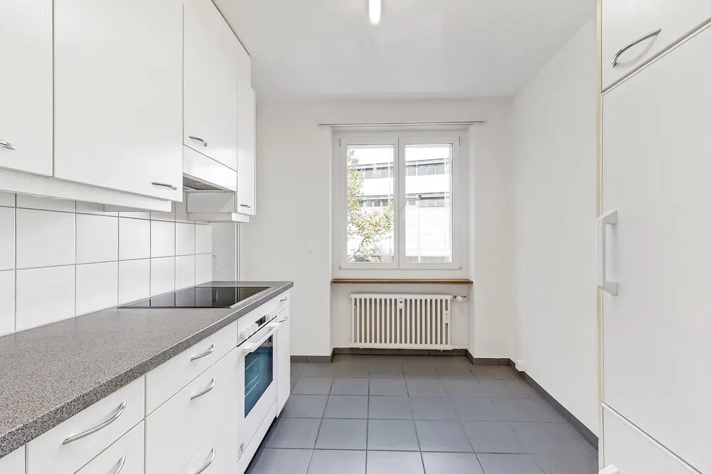 Küche; fliesenboden, blick, tageslicht