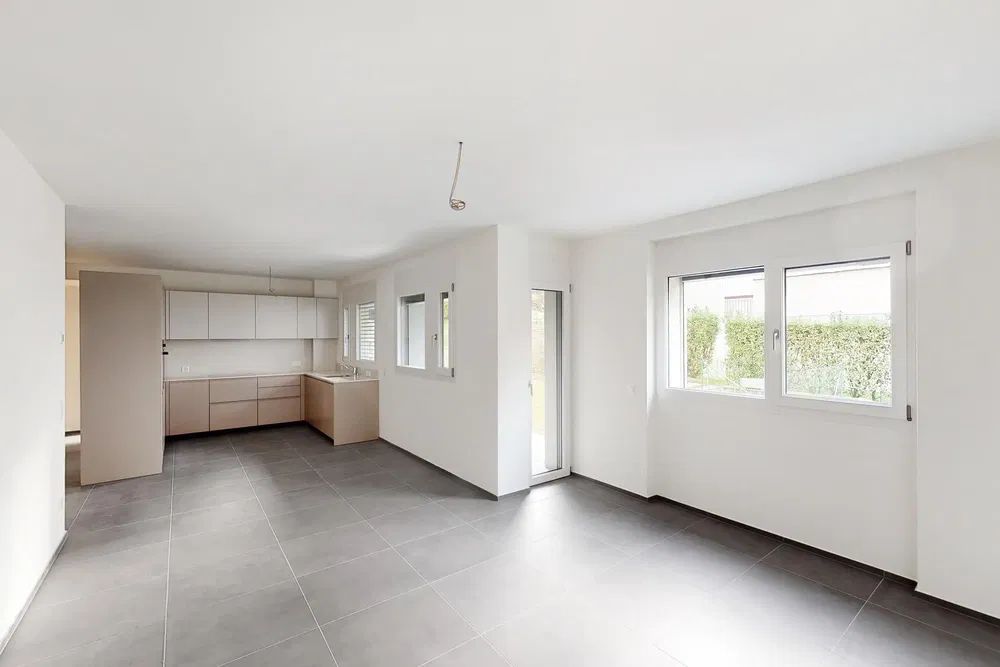 Cucina; pavimento in piastrelle, luce naturale