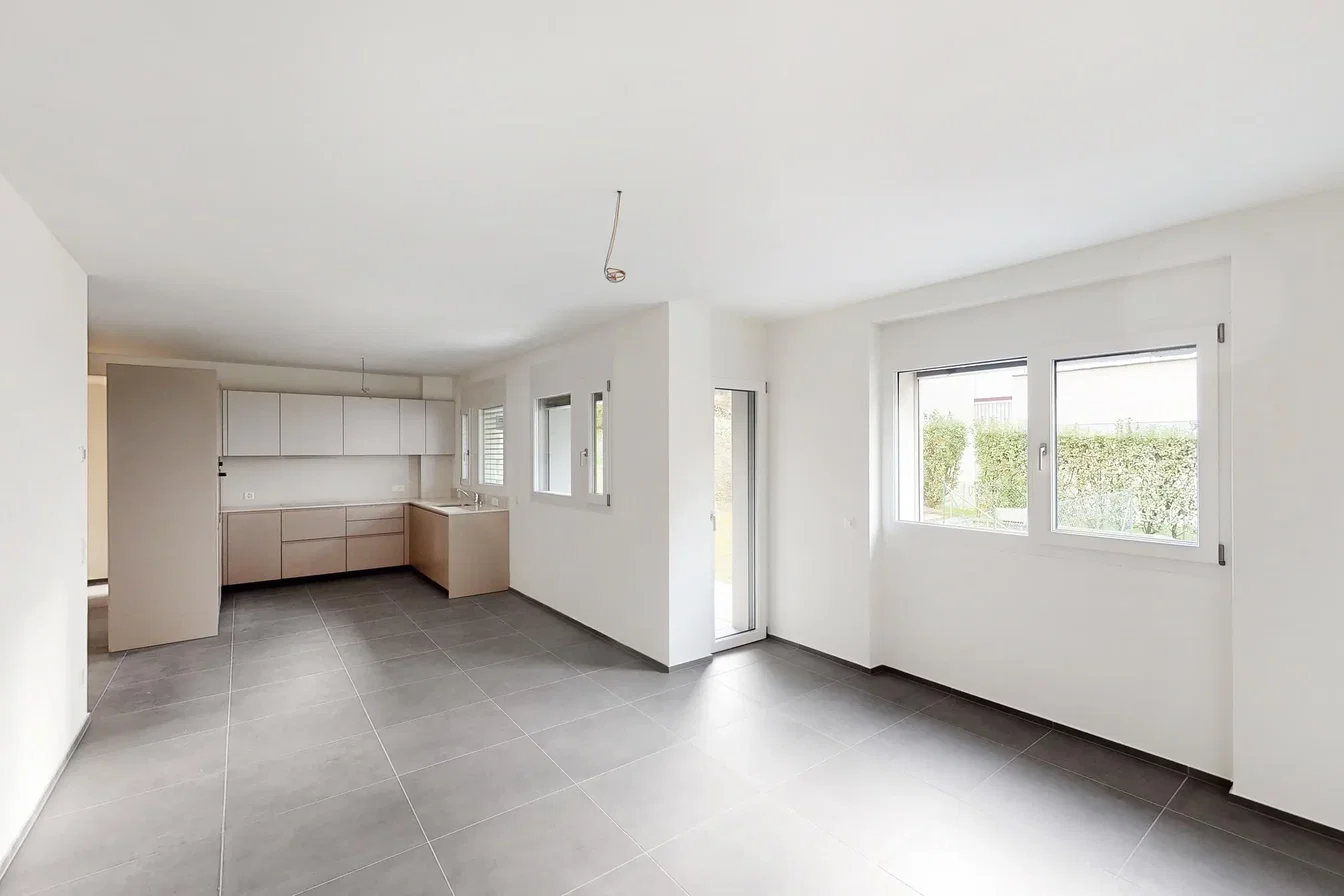 Cucina; pavimento in piastrelle, luce naturale