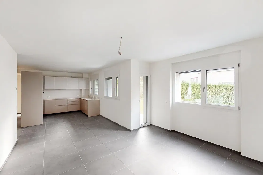 Cucina; pavimento in piastrelle, luce naturale