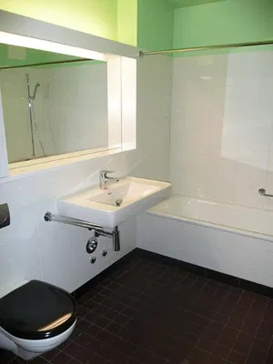 Badezimmer; fliesenboden, tageslicht