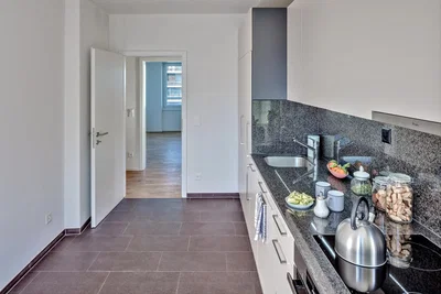 Cozinha; eletrodomésticos, chão de azulejo, luz natural, estilo moderno