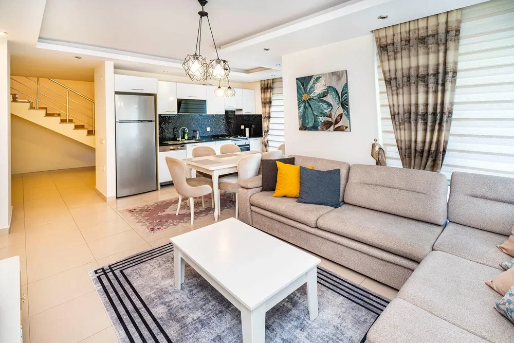 Obývací pokoj; kuchyňské spotřebiče, přirozené světlo, moderní styl, dlažba