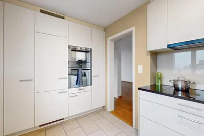 Küche; küchengeräte, fliesenboden, tageslicht, moderner stil