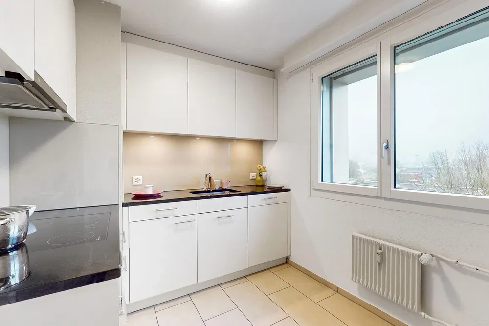 Küche; küchengeräte, fliesenboden, tageslicht, moderner stil