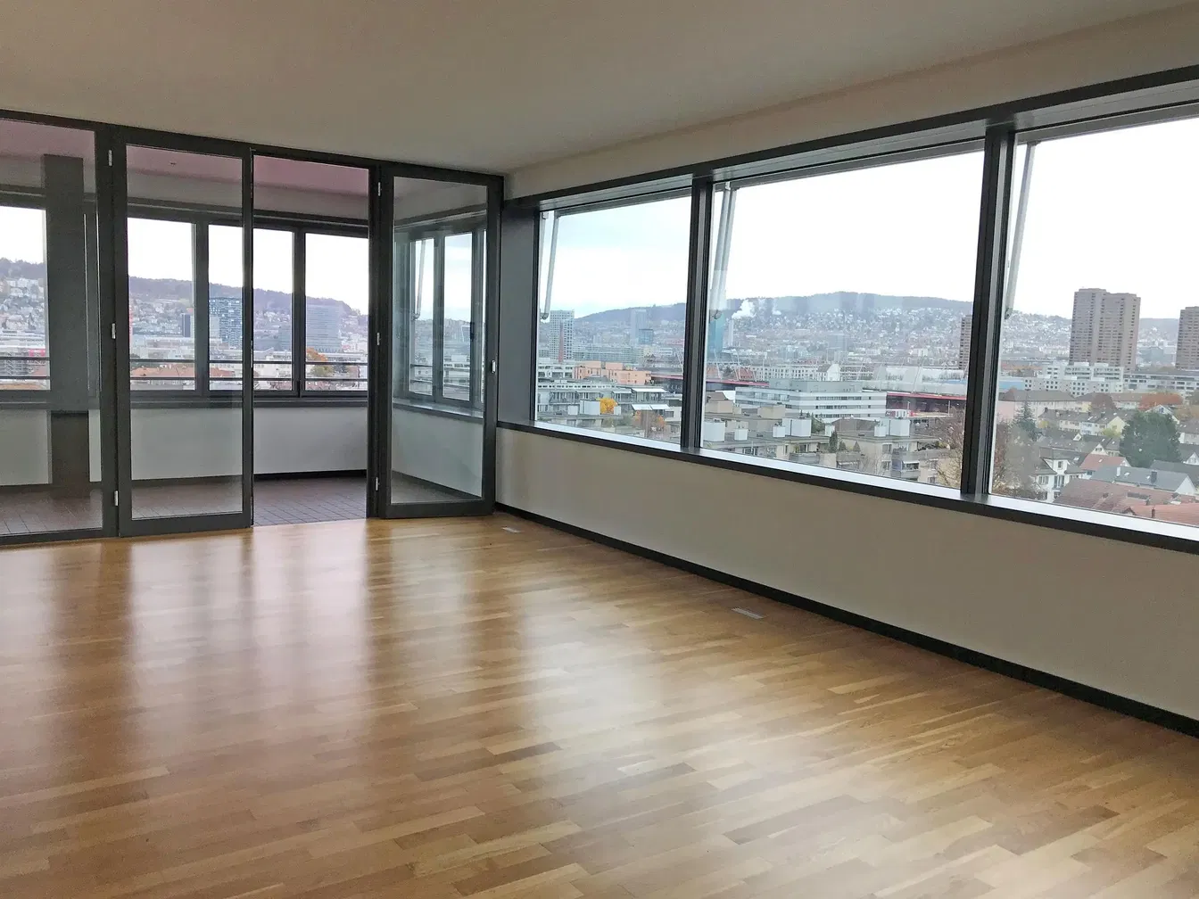 Wohnzimmer; blick, holzboden, tageslicht