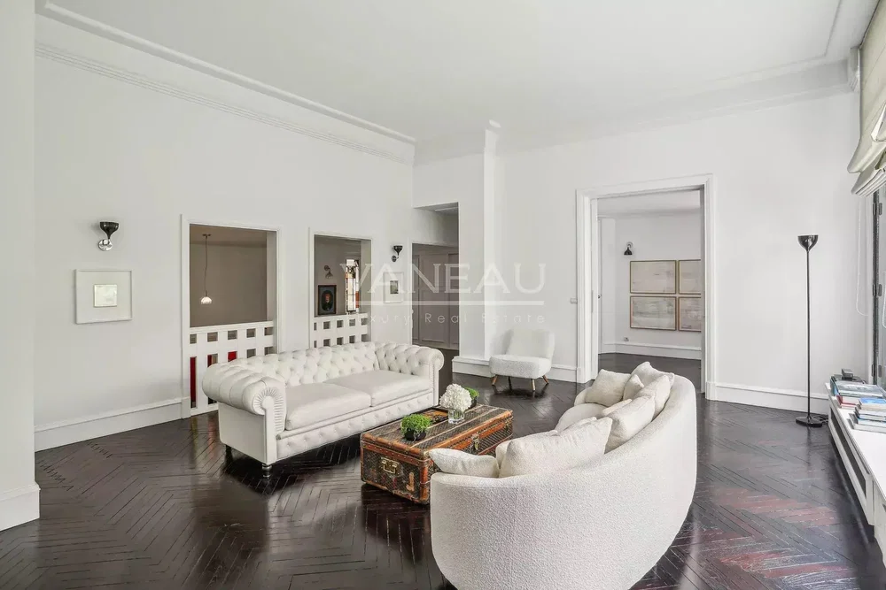 Дневна соба; дрвени под, природно светло, модерни стил