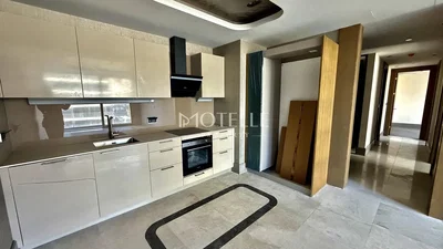 Küche; küchengeräte, renoviert, fliesenboden, tageslicht