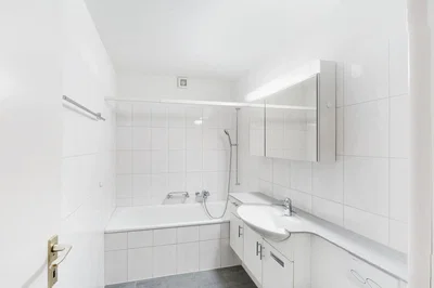 Badezimmer; fliesenboden, tageslicht, renoviert