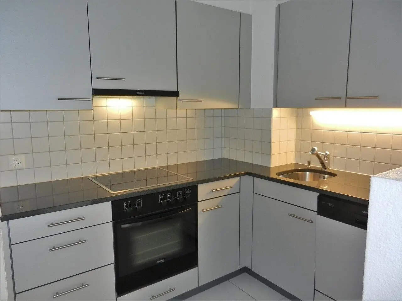 Cucina; elettrodomestici, pavimento in piastrelle, ristrutturato, luce naturale, stile moderno