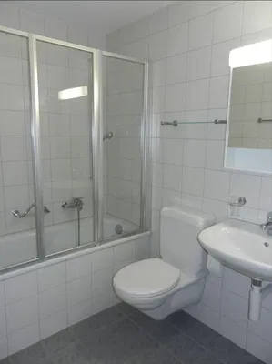 Bagno; pavimento in piastrelle, luce naturale, ristrutturato