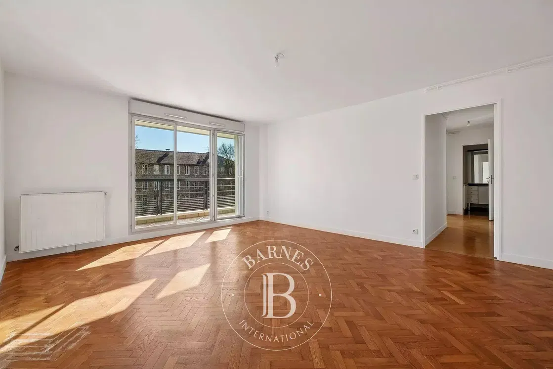 Wohnzimmer; blick, holzboden, tageslicht