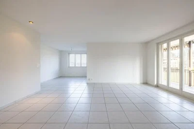 Oturma odası; fayans zemin, doğal ışık, manzara