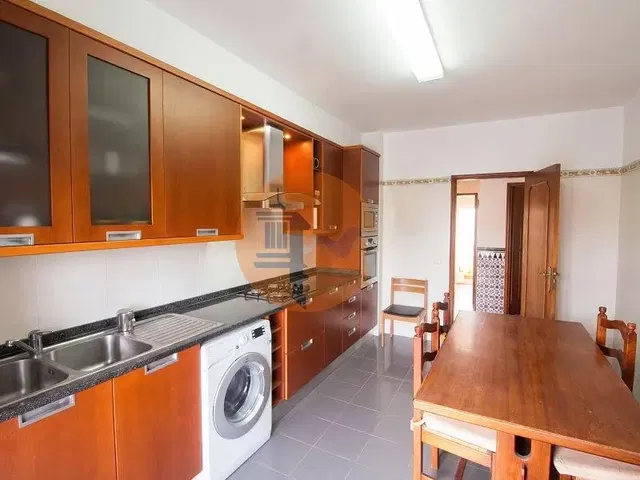 Kuchyně; kuchyňské spotřebiče, dlažba, přirozené světlo