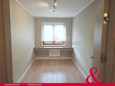 Spavaća soba; drveni pod, prirodno svjetlo