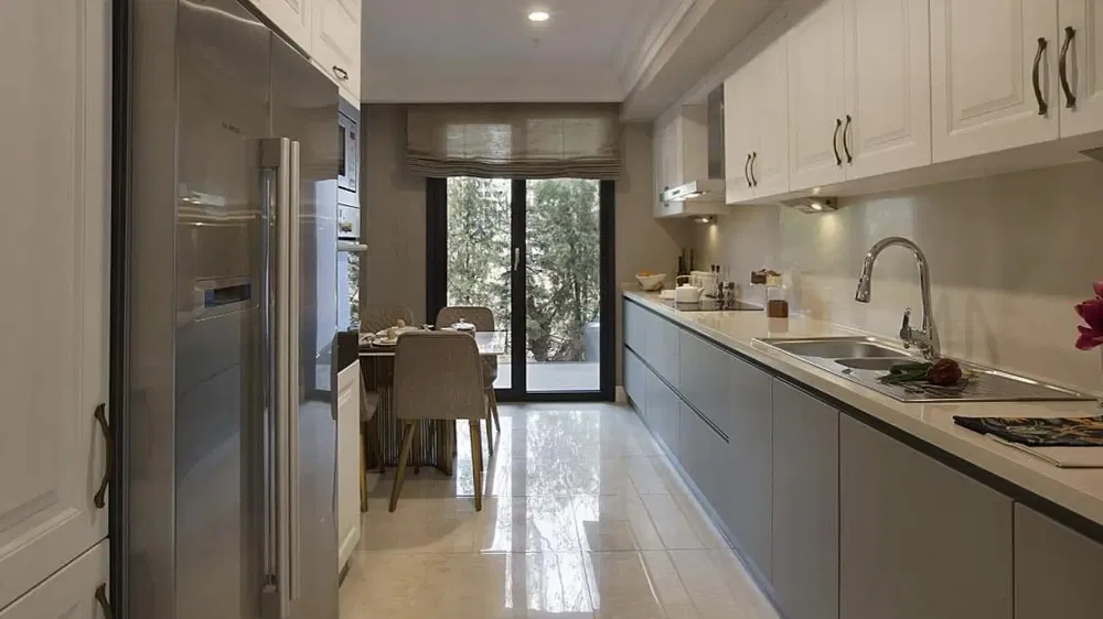 Kuchyně; kuchyňské spotřebiče, výhled, dlažba, přirozené světlo