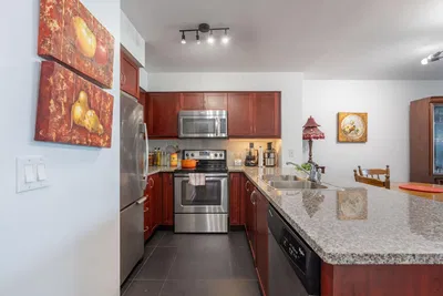 Küche; küchengeräte, fliesenboden, tageslicht, moderner stil