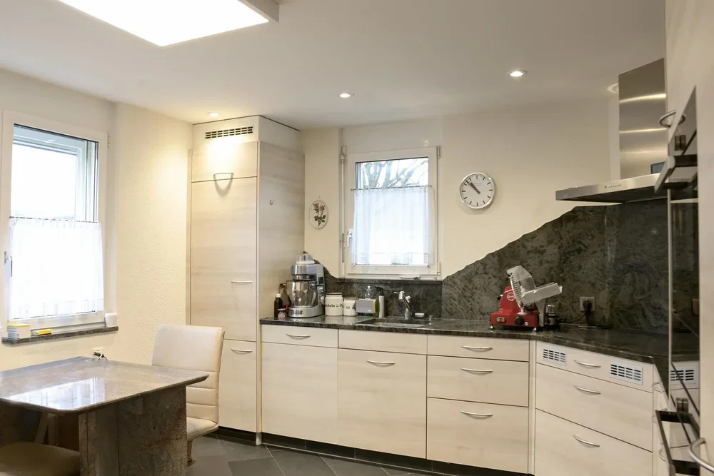 Cuisine; électroménager, lumière naturelle, style moderne, carrelage