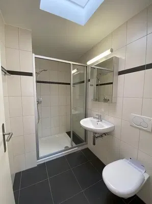 Bagno; pavimento in piastrelle, luce naturale