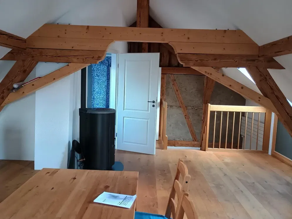 Wohnzimmer; holzbalken, holzboden, tageslicht