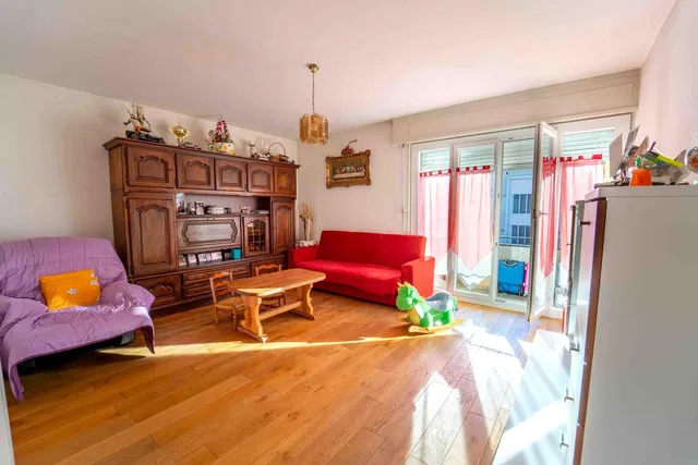 Oturma odası; ahşap zemin, doğal ışık