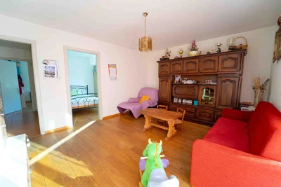 Oturma odası; doğal ışık, ahşap zemin