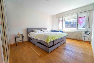 Yatak odası; ahşap zemin, doğal ışık