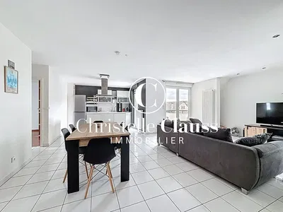 Σαλόνι; πλακάκια, θέα