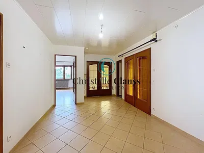 Wohnzimmer; fliesenboden, renovierungsbedürftig, tageslicht