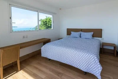 Chambre; vue, lumière naturelle, parquet