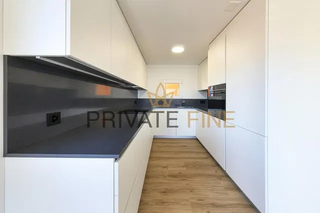 Cuisine; électroménager, parquet, rénové