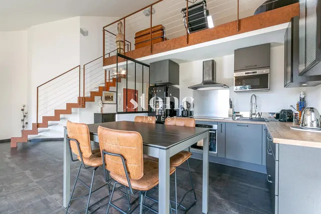 Kuchyně; kuchyňské spotřebiče, přirozené světlo, moderní styl