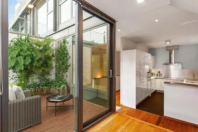 Cuisine; vue, électroménager, lumière naturelle, style moderne