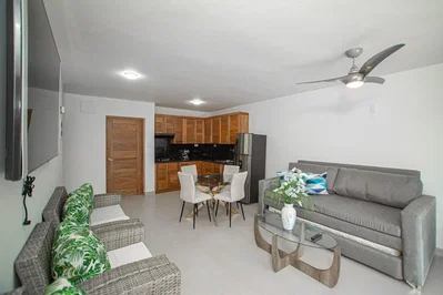 Salón; suelo de baldosas, luz natural, estilo moderno