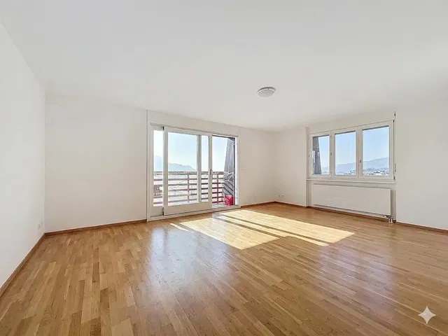 Obývací pokoj; výhled, dřevěná podlaha, přirozené světlo