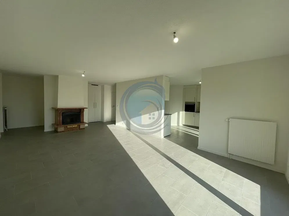 Wohnzimmer; kamin, fliesenboden, tageslicht