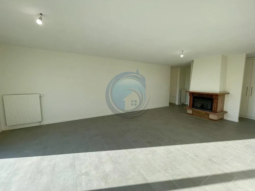 Wohnzimmer; kamin, fliesenboden, tageslicht