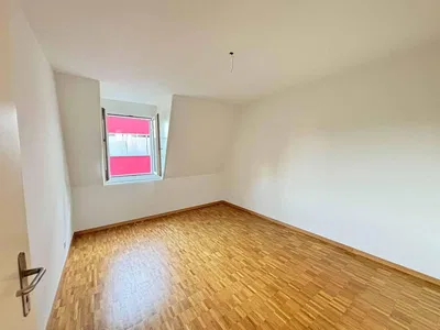 Schlafzimmer; holzboden, tageslicht