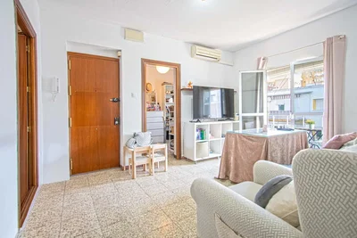 Obývací pokoj; přirozené světlo, dlažba, výhled