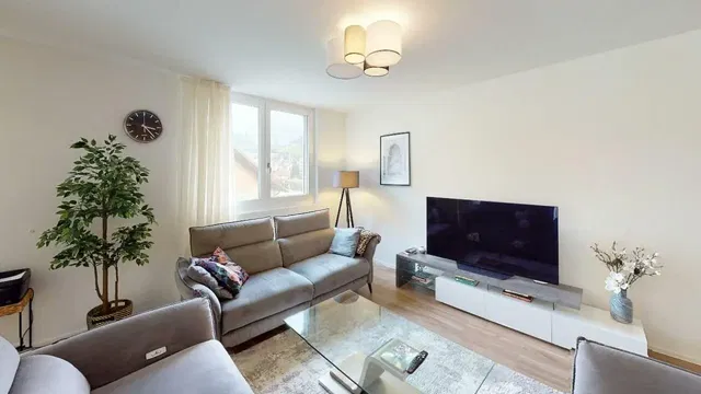 Wohnzimmer; tageslicht, moderner stil, holzboden