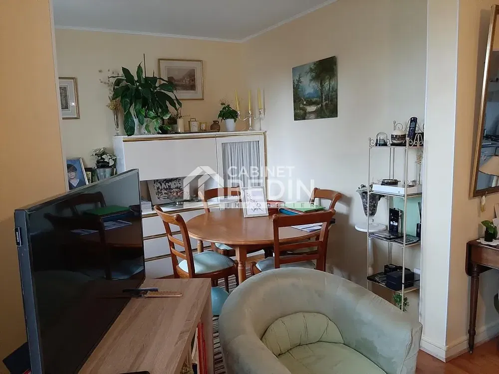 غرفة معيشة; أسلوب عصري, أرضية خشبية, ضوء طبيعي