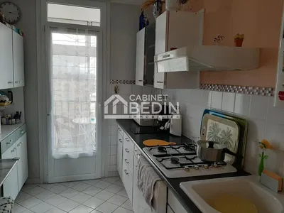 مطبخ; أجهزة المطبخ, أرضية من البلاط, ضوء طبيعي