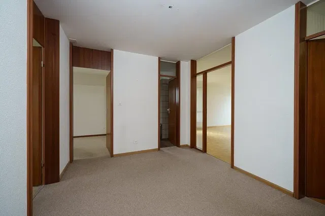 غرفة معيشة; ضوء طبيعي, يحتاج إلى تجديد